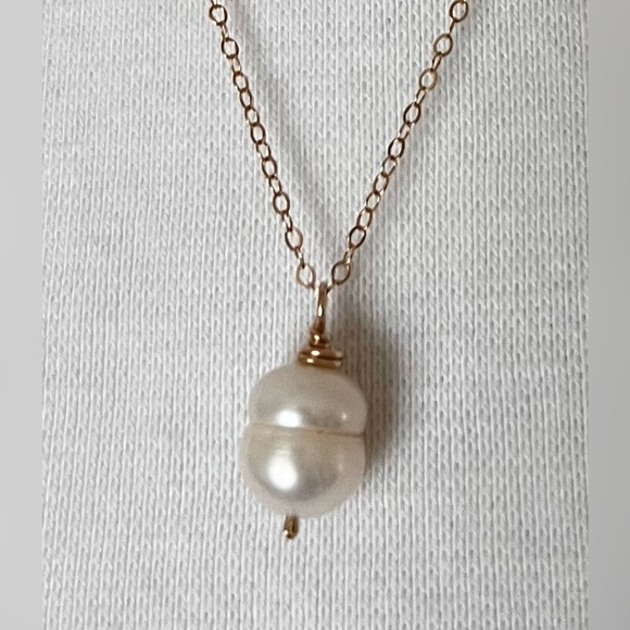 14k Gold-Filled Freshwater Pearl Pendant Minimalist Necklace. - Picture 4 of 7